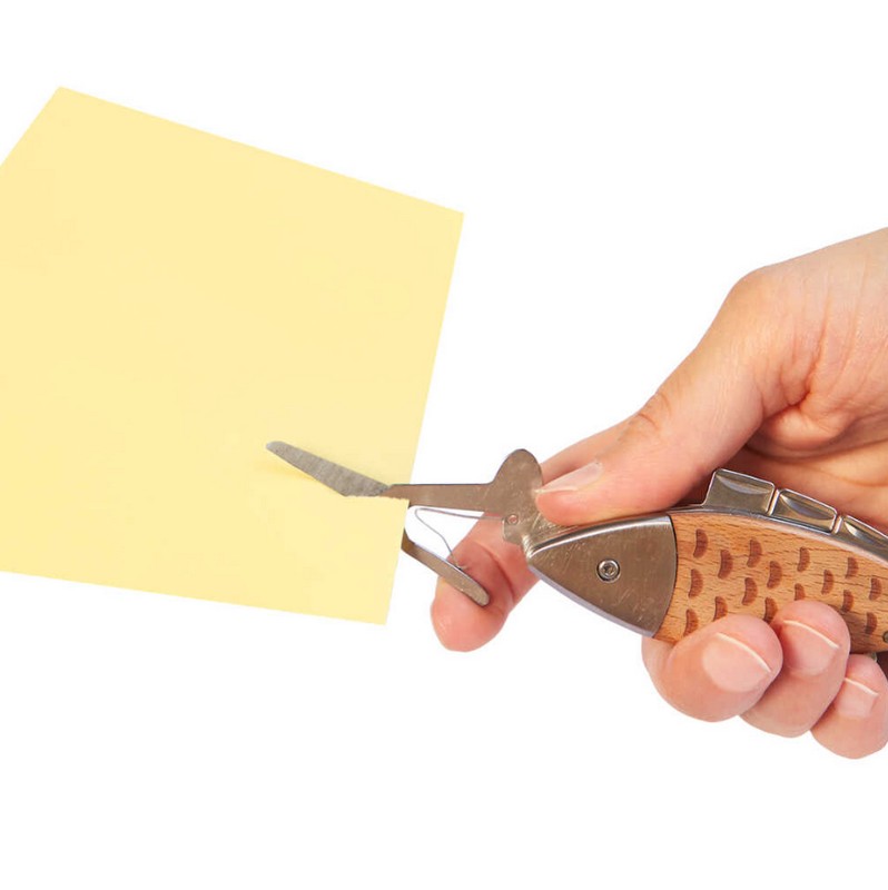 Coltellino multiuso a forma di salmone con finiture in legno contenuto in una scatola di latta